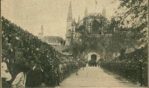 Em 10 de Abril de 1921, a multidão acompanha o cortejo de chegada das urnas dos Soldados Desconhecidos ao Mosteiro da Batalha. Ilustração Portuguesa, nº 791, 16 de Abril de 1921