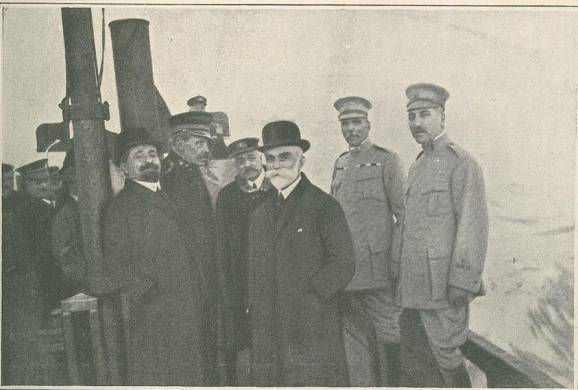 Vários dos intervenientes responsáveis pela entrada de Portugal na Grande Guerra, a bordo do rebocador que os levou a visitar os transportes de tropas na partida do primeiro contingente para a França. Ilustração Portuguesa, série II, nº. 573, Lisboa, 12 de Fevereiro de 1917, p. 123.