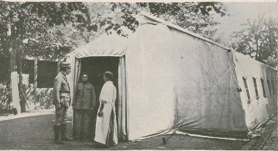 O exterior de uma tenda Bessoneau, utilizada pelos Serviços Médicos do C.E.P. na Frente Portuguesa.