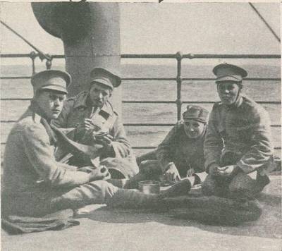 Soldados à hora da refeição, durante a viagem para França.