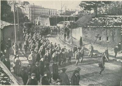 Soldados do C.E.P., após o desembarque, desfilam nas ruas de uma cidade francesa.