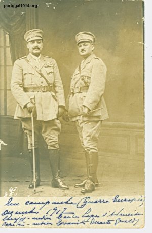 Em campanha, em França, o Capitão - médico Evaristo Augusto Duarte Geral e o Major - médico Carlos Alberto Lopes de Almeida