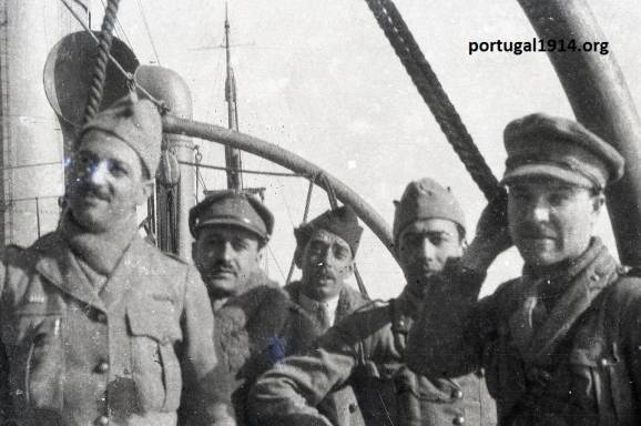 A bordo de um navio, José Estevão e seus companheiros de viagem