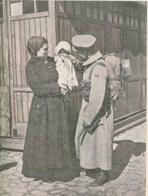 Soldado despede-se da sua mulher e da sua filha antes de embarcar para França com o C.E.P.