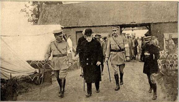 O Presidente da República, Dr. Bernardino Machado, visita uma ambulância portuguesa.