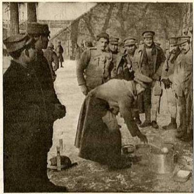 Soldados do C.E.P. recebem a sua primeira refeição quente depois de desembarcarem em França.