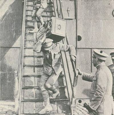 Soldados do C.E.P. descarregando a bagagem na sua chegada a França.