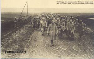 Postal alemão com fotografia de prisioneiros de guerra, depois da batalha de 9 de Abril de 1918