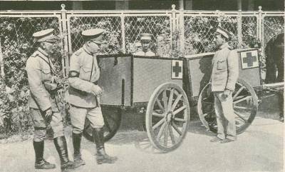 Portugal na Guerra - O chefe do serviço do Estado-Maior, Tenente-Coronel Sinel de Cordes e o Chefe dos Serviços Médicos, Tenente-Coronel Médico Salgueiro, examinam um carro sanitário.