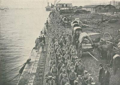 Chegada ao cais de embarque em Lisboa de um batalhão de infantaria que partiria para França.