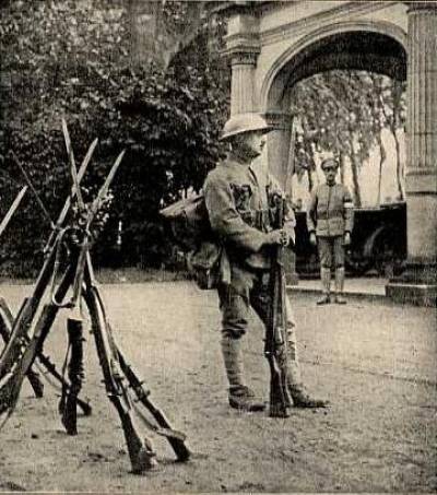 Soldados do Corpo Expedicionário Português fazem sentinela à residência do Presidente da República durante a sua estadia na frente portuguesa