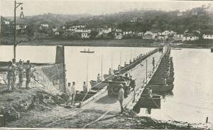 Generais e Ministro da Guerra fazendo uma vistoria a uma ponte elaborada sobre o Tejo pela secção de ponteiros em Tancos.