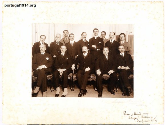 Fotografia da Delegação Portuguesa enviada à Conferência de Paz