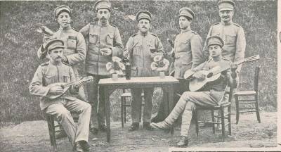 Grupo de Sargentos portugueses tomando uma refeição.