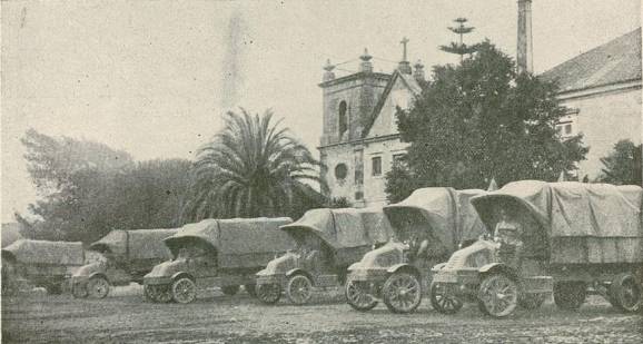 Portugal na Guerra - Na Agualva - Comboio automóvel militar equipado com camiões &quot;Kelly&quot;.