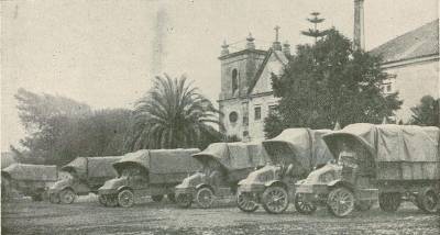 Portugal na Guerra - Na Agualva - Comboio automóvel militar equipado com camiões &quot;Kelly&quot;.