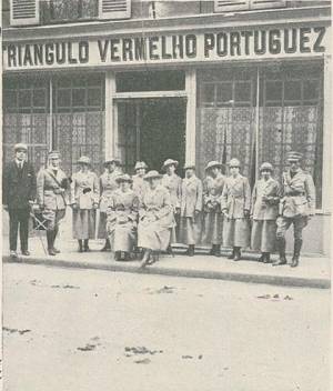 Primeiro grupo de enfermeiras militares portuguesas, chegadas a Paris junto da sede do Triangulo Vermelho Português e destinadas aos hospitais de base do C.E.P.