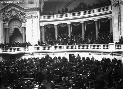 Sessão extraordinária da Câmara dos Deputados para discussão de uma proposta de lei autorizando o governo a intervir militarmente na I Grande Guerra