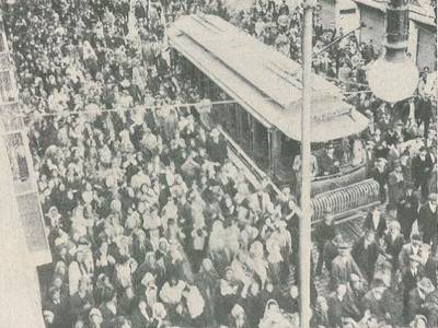 Os operários passando na rua do Ouro. [Greve dos operários do Tabaco]