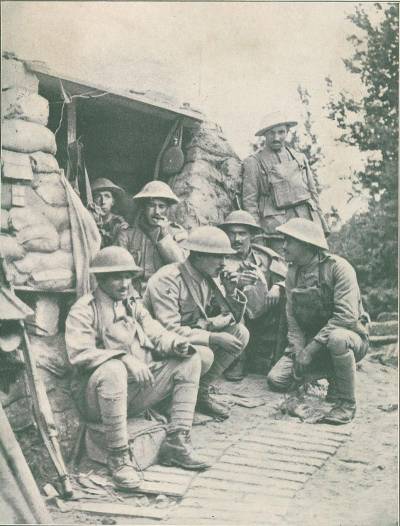 Soldados que descansam numa trincheira portuguesa