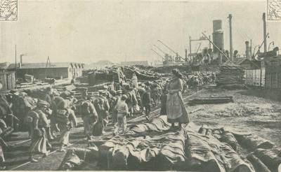 Batalhão de infantaria atravessando o cais em direcção a um dos transportes atracados, para embarcarem para França.