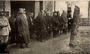 As comitivas presidenciais escutam o hino nacional português dentro das muralhas de Verdun