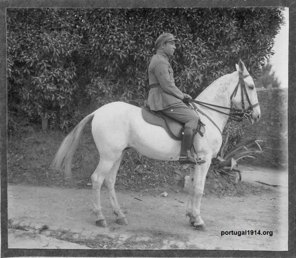 Manuel da Pidedade, depois da Guerra, fardado e a cavalo