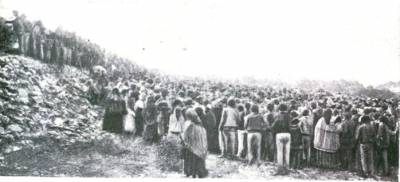O povo tenta ver a azinheira santa onde se davam as aparições da Virgem Maria aos pastorinhos.