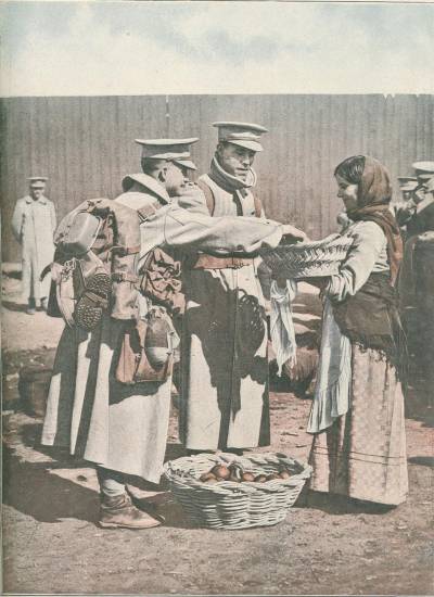 Soldados do C.E.P. comprando fruta a uma vendedora no cais de embarque em Lisboa.