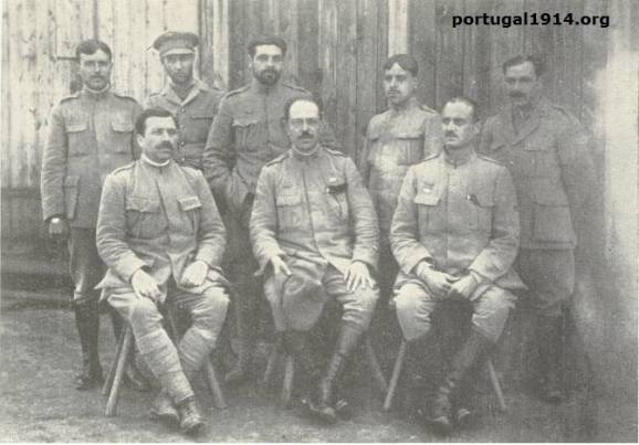 Prisioneiro de guerra, António Braz pousa com outros oficiais portugueses