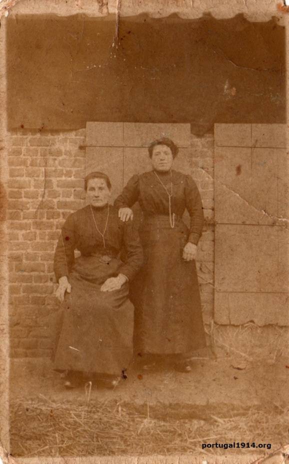 Duas senhoras francesas na quinta onde José Machado fez a sua recuperação
