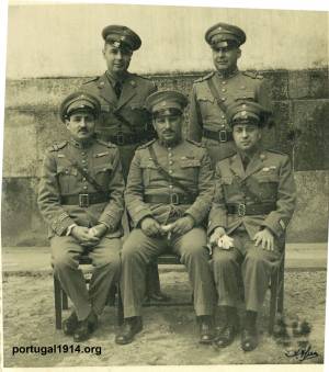 Joaquim Alves Correia com outros militares, na década de 1940