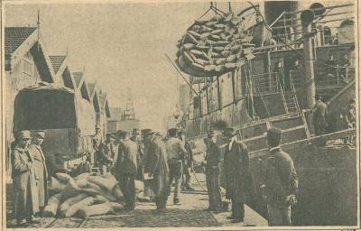 Embarque de colchões para bordo de um dos transportes ingleses que levariam o C.E.P. para França.