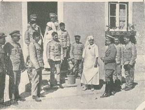 O Dr. Alfredo Tovar de Lemos, director do Instituto Militar de Arroios para a Reeducação dos Mutilados de guerra, dando instrucções a uma das senhoras enfermeiras.