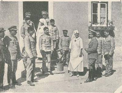 O Dr. Alfredo Tovar de Lemos, director do Instituto Militar de Arroios para a Reeducação dos Mutilados de guerra, dando instrucções a uma das senhoras enfermeiras.