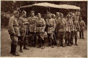 Aviadores portugueses que partiram para França. Da esquerda para a direita: Alferes Branco, chefe dos mecânicos; Tenente Maia, Tenente Monteiro Torres, Alferes Portela e Tenente Barbosa Leite, pilotos aviadores; a seguir, os respectivos mecânicos.