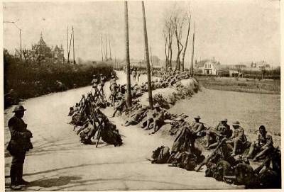 Uma companhia do C.E.P. para a sua marcha por dez minutos quando regressa da sua primeira ida à frente de batalha e às trincheiras.