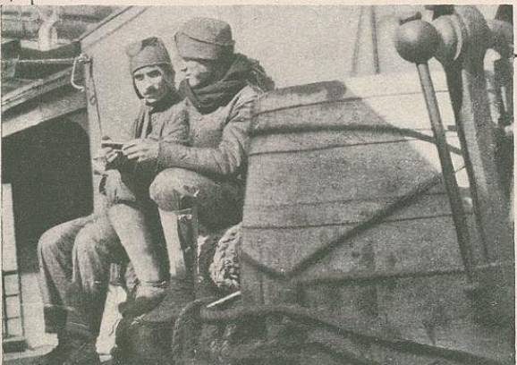 Dois soldados do C.E.P. tomam a sua refeição a bordo de um navio para França.
