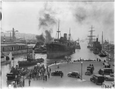 Encalhe do Navio &quot;Hadiotis&quot; no Porto  (entrando na doca de Alcântara)  de 10 de Maio de 1941. Centro de Documentação e Informação do APL – Administração do Porto de Lisboa, SA. Caixa 1.17, nº1.02.228.