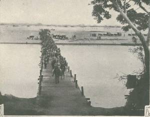 No Rovuma, regimento de Infantaria nº 24 atravessando uma ponte sobre o rio Naviôto.