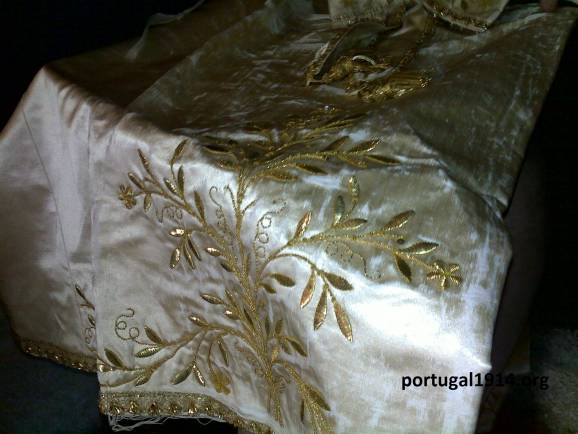 Vestido e manto, bordados a ouro, oferecidos à Virgem da Batalha