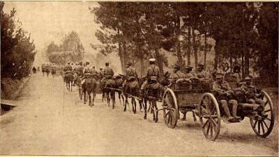 Corpo de Artilharia do C.E.P, no activo, em movimentação para a frente, numa estrada de França.