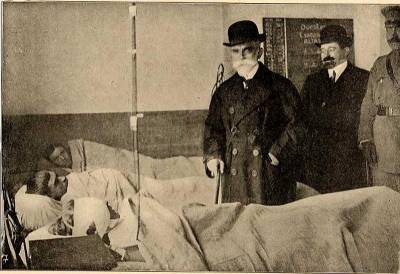 O Presidente da Republica, Bernardino Machado, visita uma enfermaria portuguesa e os feridos de guerra.