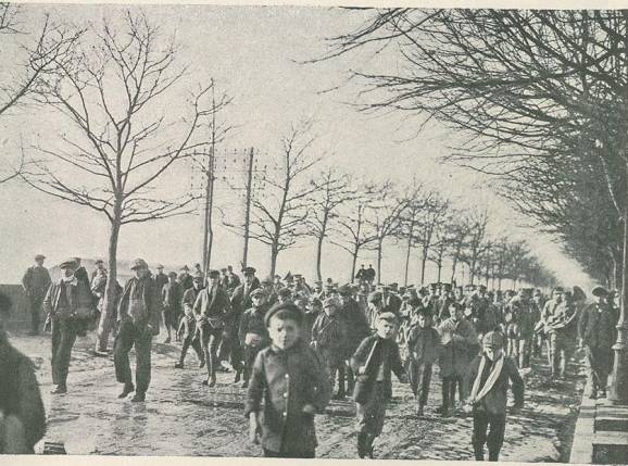 O povo francês confraternizando com soldados portugueses nos arredores da sua cidade.