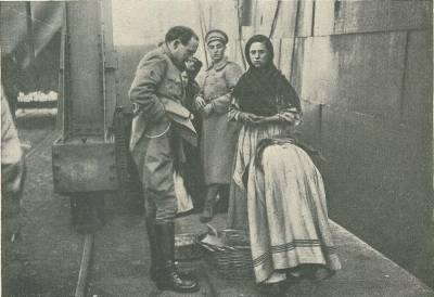 O padre Avelino Figueiredo, capelão voluntário do C.E.P. comprando fruta antes de embarcar para França.