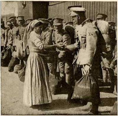 Soldado do C.E.P, pronto a embarca em Portugal, recebe de uma mulher um punhado de castanhas para a viagem.