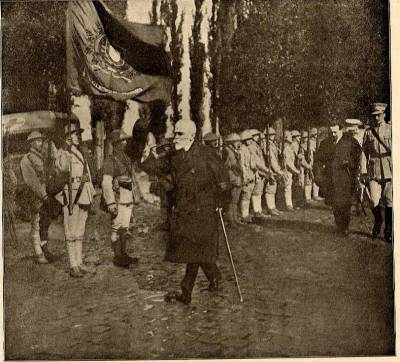 Tropas portuguesas em França recebem o Presidente da República Portuguesa e a sua comitiva