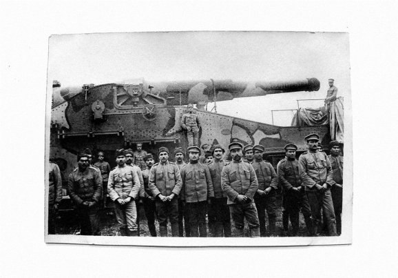 Guarnição do Corpo de Artilharia Pesada Independente [CAPI] ao pé de um dos seus canhõesde 320mm