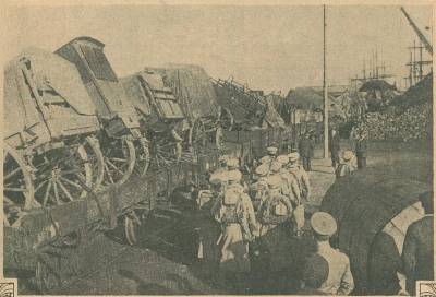 Comboio militar chegando ao cais de embarque em Lisboa.