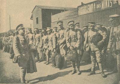 Um regimento de infantaria do C.E.P. no cais, pronto para embarcar para França.